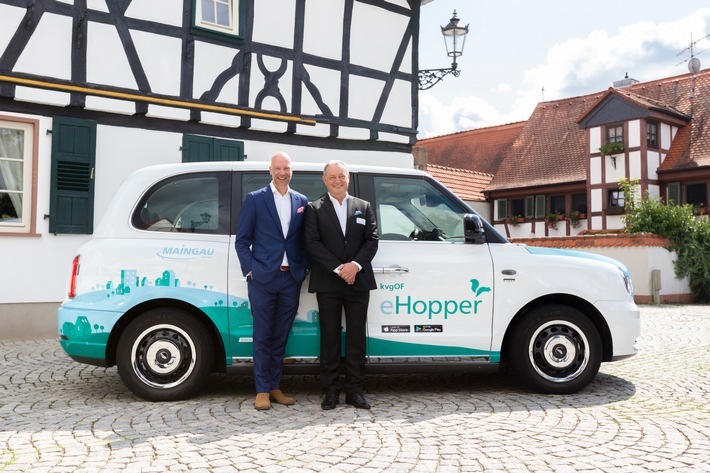 Dr. Tom Kirschbaum, Geschäftsführer und Co-Gründer von door2door, und Andreas Maatz, Geschäftsführer der kvgOF, mit zwei Hopper-Fahrzeugen im Stil der Londoner Taxis. Weiterer Text über ots und www.presseportal.de/nr/121413 / Die Verwendung dieses Bildes ist für redaktionelle Zwecke honorarfrei. Veröffentlichung bitte unter Quellenangabe: "obs/door2door"