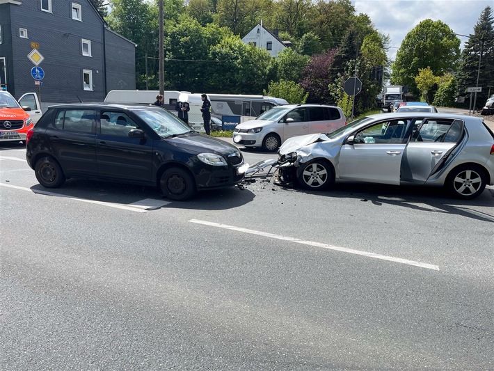 POL-GM: Vier Personen bei Verkehrsunfall verletzt