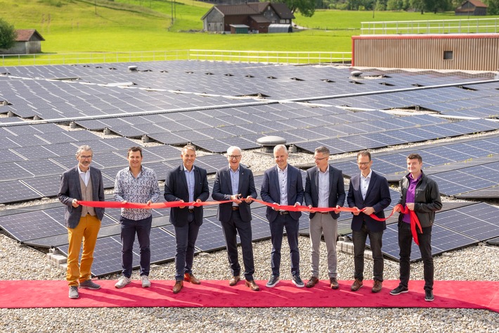 Medienmitteilung: Tisca und SAK nehmen gemeinsam grosse Photovoltaikanlage auf Tisca-Gebäude in  Urnäsch in Betrieb