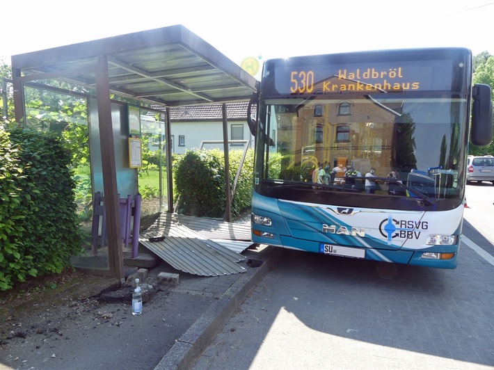 POL-GM: 110621-431: Linienbus streift Wartehäuschen - 36-Jährige leicht verletzt