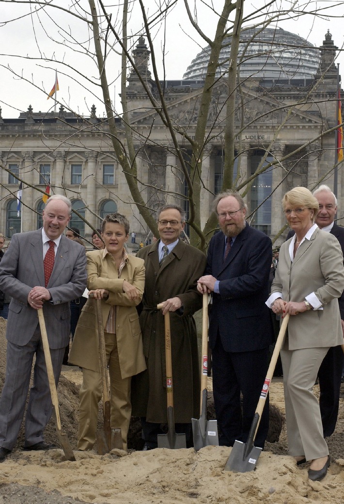 50 Jahre Tag des Baumes: Fielmann stiftet 100.000 Bäume /
Bundestagspräsident Thierse, Ministerin Künast und Fielmann pflanzen
vor dem Reichstag