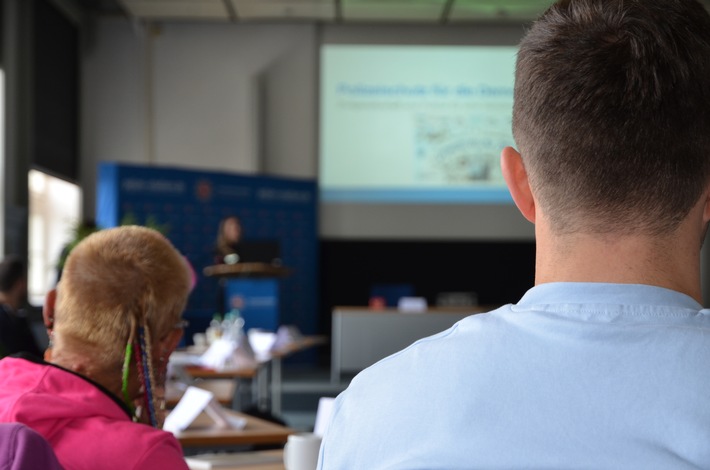 POL-AK NI: &quot;Omas&quot; besuchen die Polizeiakademie Niedersachsen