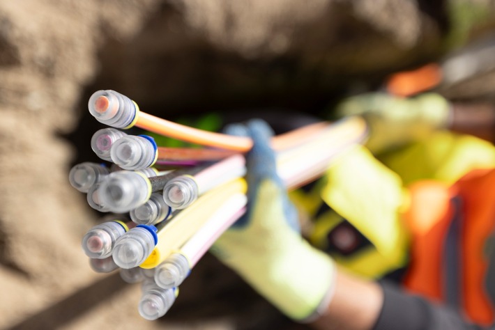 Schnelles Internet für Unternehmen: 1&1 Versatel stellt Glasfasernetz im Gewerbegebiet „Bremer Kreuz“ fertig
