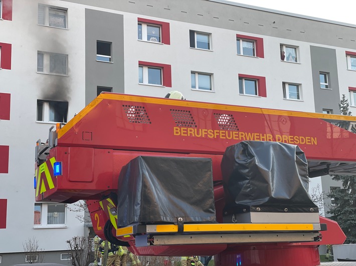 FW Dresden: Wohnungsbrand in einem Mehrfamilienhaus