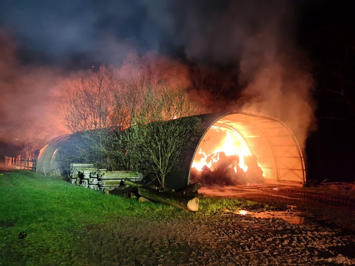 FW-GE: Erstinformation zum Strohballenbrand in Gelsenkirchen-Scholven