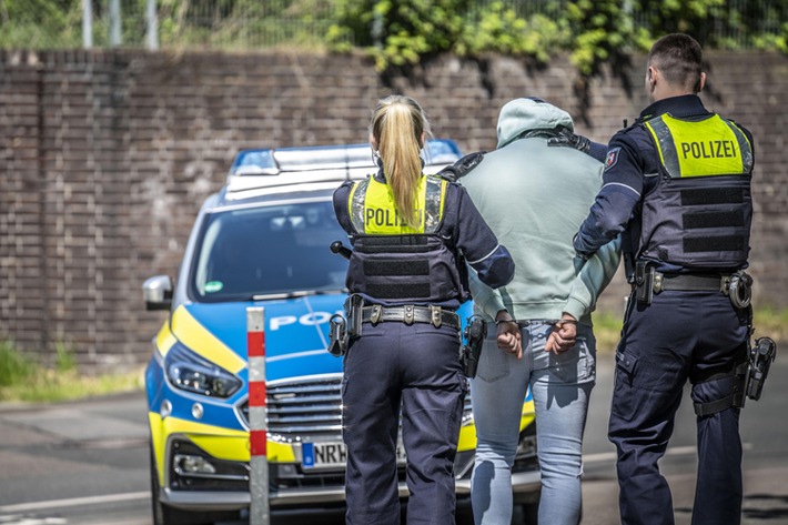 POL-ME: Zwei Festnahmen nach Angriff auf 45-jährigen Obdachlosen - ein Täter flüchtig - Ratingen - 2407116