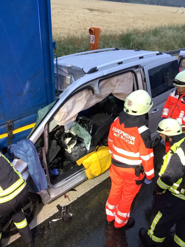 FW Oelde: Verkehrsunfall mit einer eingeklemmten Person auf der A2. PKW fährt unter das Heck eines LKW.
