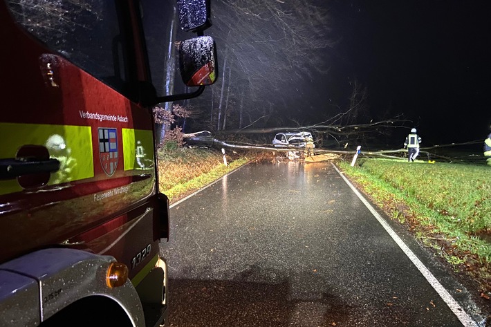 FW VG Asbach: Sturmtief Zoltan fordert die Feuerwehren / Kontrolle der Pegelstände an der Wied