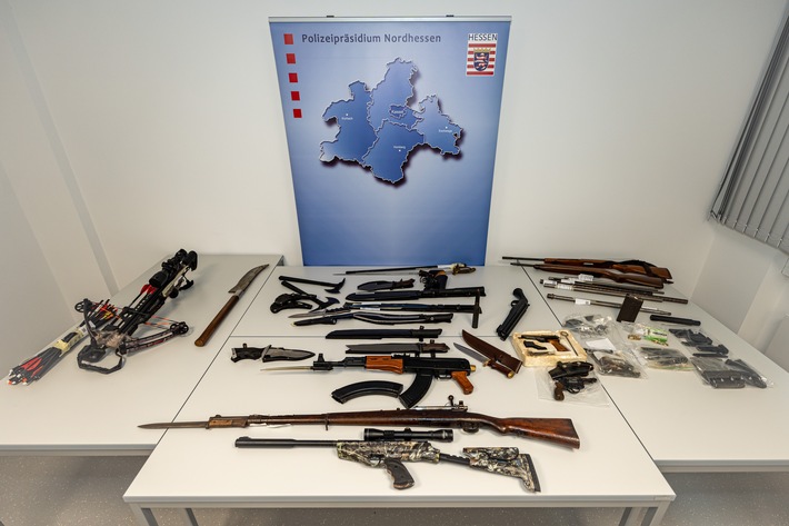POL-KS: Durchsuchung nach Hinweis: Illegale Waffensammlung und NS-Devotionalien bei 40-Jährigem in Fuldatal entdeckt