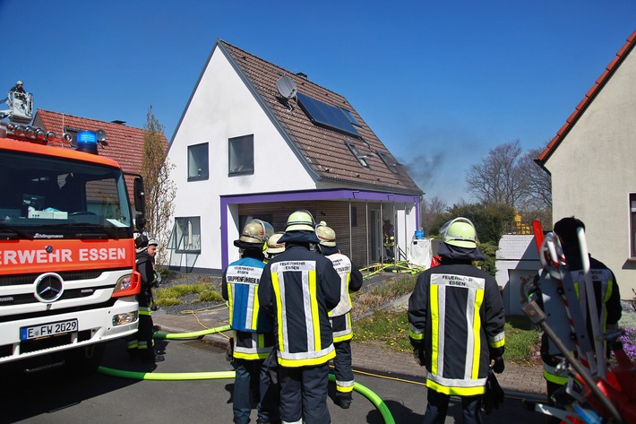 FW-E: Feuer auf der Terrasse eines Einfamilienhauses verursacht hohen Sachschaden, zwei Windhunde gerettet