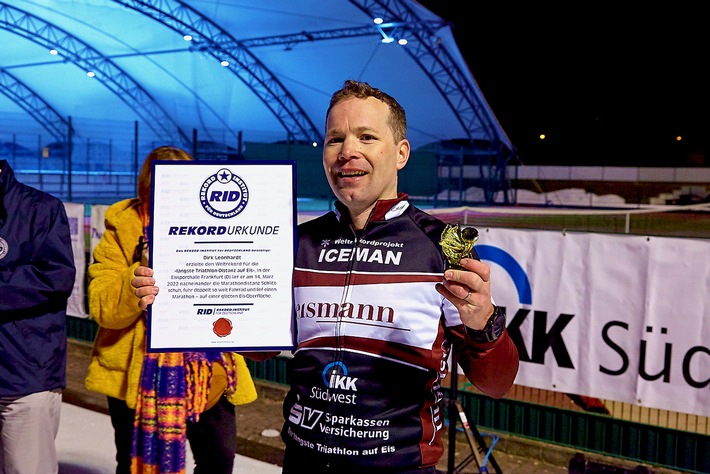 Neuer RID-Weltrekord: »weiteste Triathlon-Distanz auf Eis« (165,17 km) +++ Dirk Leonhardt in Eissporthalle Frankfurt erfolgreich +++ RID-Weltrekord für den guten Zweck