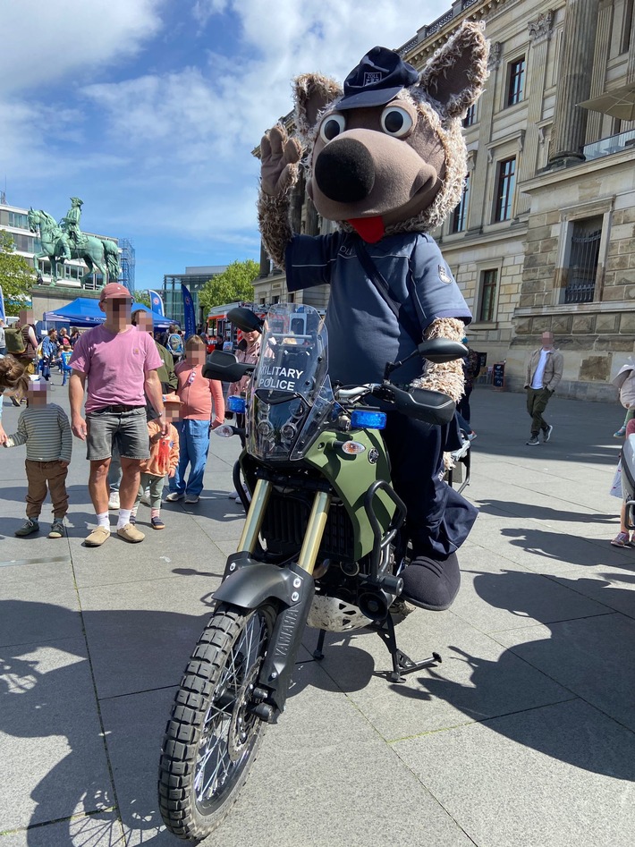 HZA-BS: Besucheransturm beim Blaulichttag auf dem Schlossplatz