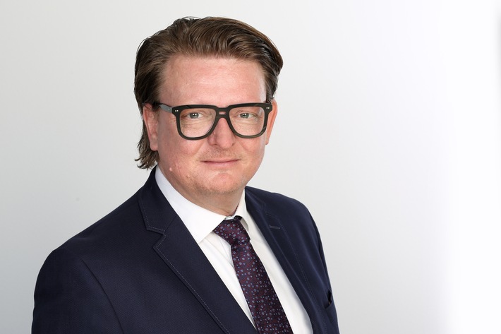 Hiscox KI-Umfrage 2025: Entscheider nutzen Künstliche Intelligenz intensiv und treiben Innovation voran - rechtliche Risiken aber unterschätzt