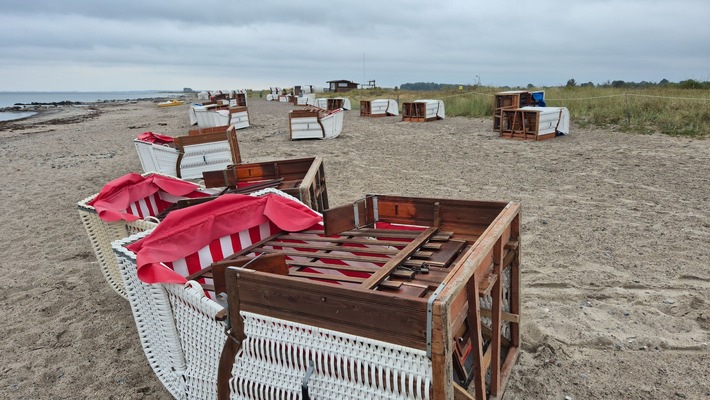 POL-KI: 260903.2 Behrensdorf: Sachbeschädigungen am Strand - Zeugen gesucht
