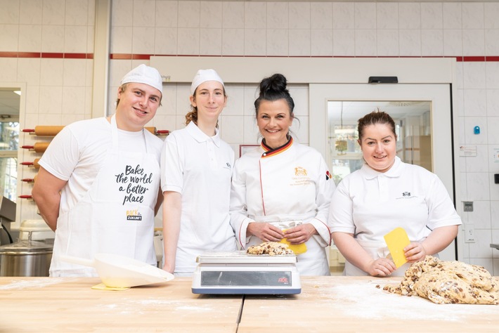 „Starkes Bäckerhandwerk braucht starken Nachwuchs“ –  Weihnachtliches Stollenbacken mit Brotbotschafterin Gitta Connemann