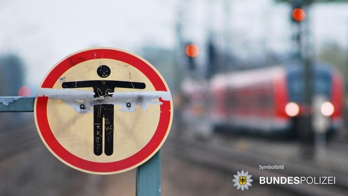 Bundespolizeidirektion München: Zu Fuß im Gleisbereich
Triebfahrzeugführer hält Zug an