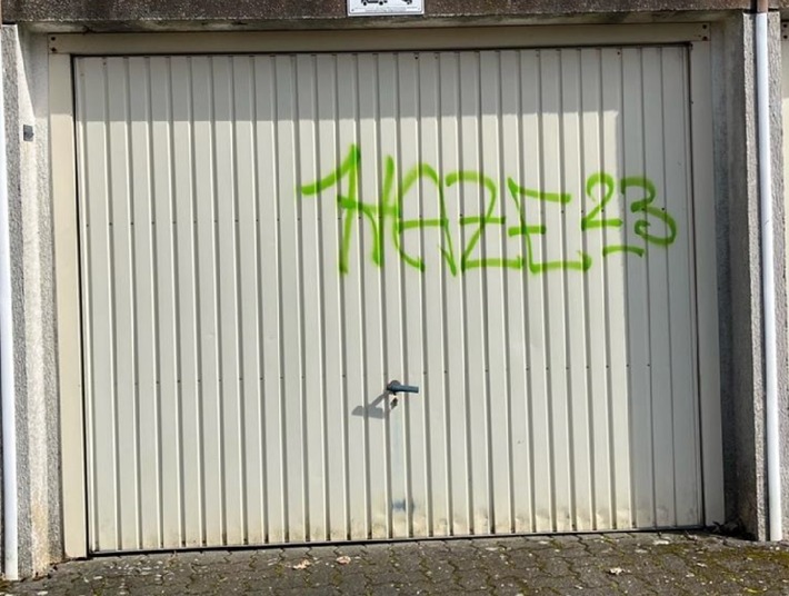POL-SI: Unbekannte sprühen Graffitis auf Garagentore - #polsiwi