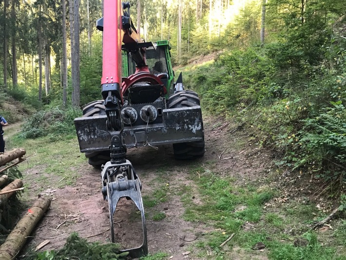 POL-PPWP: Forstspezialschlepper aufgebrochen