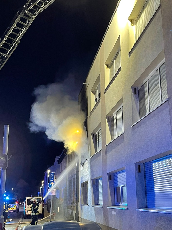 FW Bergheim: Wohnungsbrand in Bergheim - Drei Personen verletzt