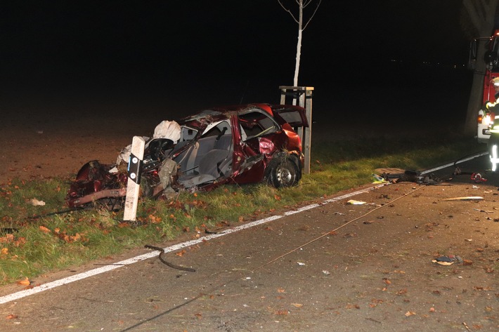 POL-HX: Tödlicher Verkehrsunfall: Pkw prallt gegen Bäume