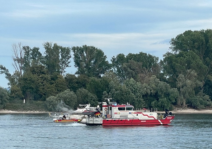 FW Frankenthal: Schiffsbrand auf dem Rhein endet glimpflich