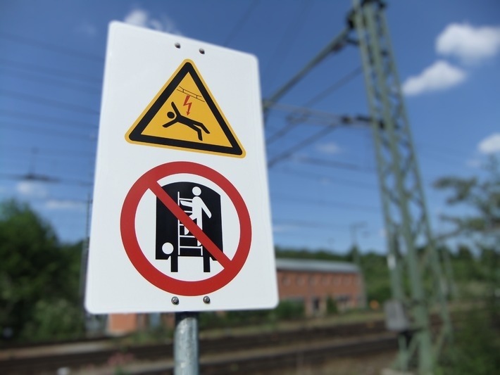 BPOL-BadBentheim: Drei Jugendliche klettern auf Bahnwaggon - Lebensgefahr