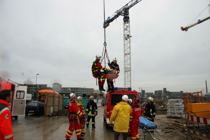 FW-E: Arbeitsunfall auf der Großbaustelle am Limbecker Platz, Bauarbeiter abgestürzt