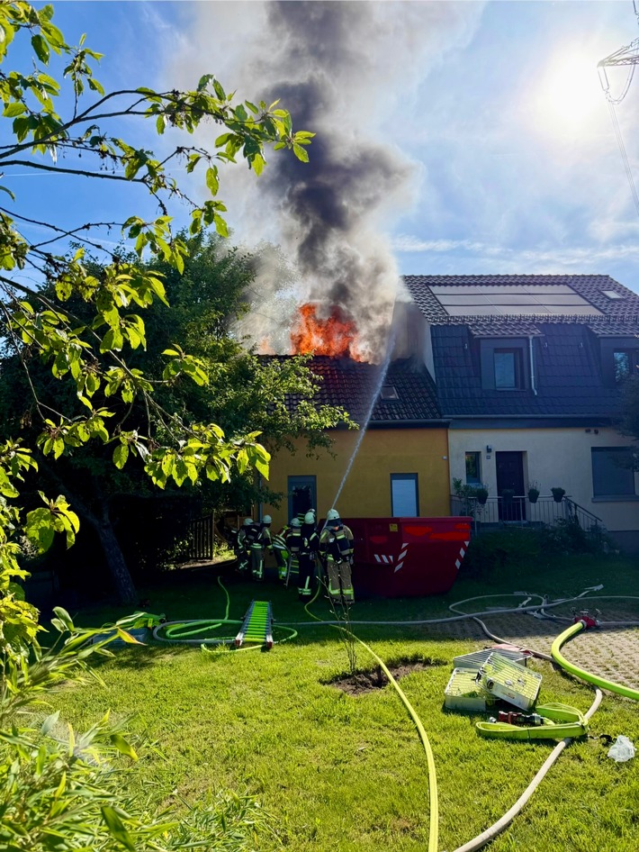 FW-EN: Dachstuhlbrand - Feuerwehr Hattingen verhindert Übergreifen der Flammen
