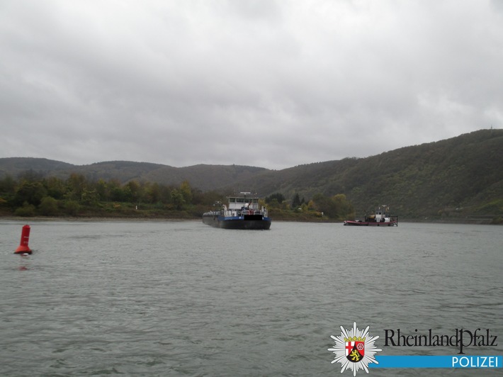 PP-ELT: Festfahrung eines Tankmotorschiffes auf dem Rhein in Höhe Ortslage Osterspai