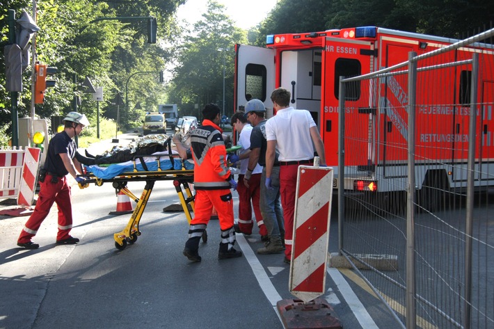 FW-E: Arbeiter stürzt in Baugrube, Höhenretter der Essener Feuerwehr befreien ihn per Drehleiter