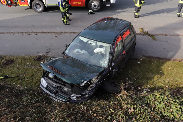 POL-HX: Nach Verkehrsunfall - Ersthelfer sollen sich melden