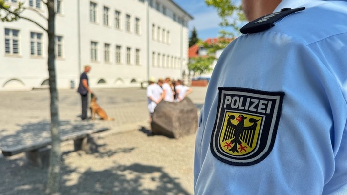 BPOLI-SB: Bundespolizei informiert über Gefahren im Bahnverkehr und begeistert Schülerinnen und Schüler mit Diensthundevorführung