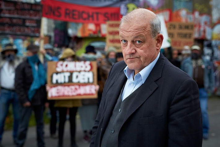 Bauskandal, Brandstiftung und Besetzer /  ZDF-Samstagskrimi "Wilsberg: Mord und Beton" mit Leonard Lansink (FOTO)