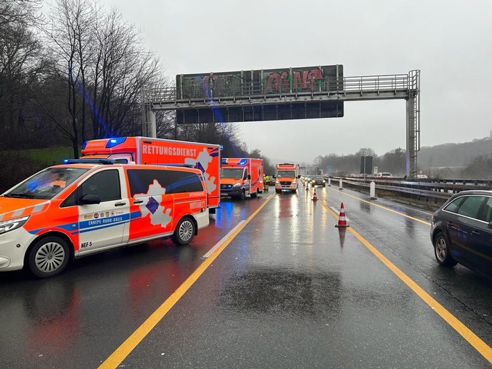 FW-EN: Verkehrsunfall auf der Autobahn A1 - 12 Verletzte