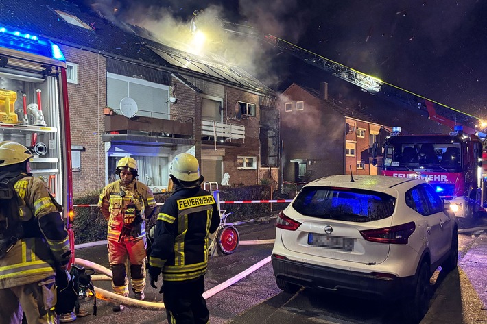 Feuerwehr Goch: Massives Feuer in Mehrfamilienhaus: 70jährige Frau erleidet Rauchgasvergiftung