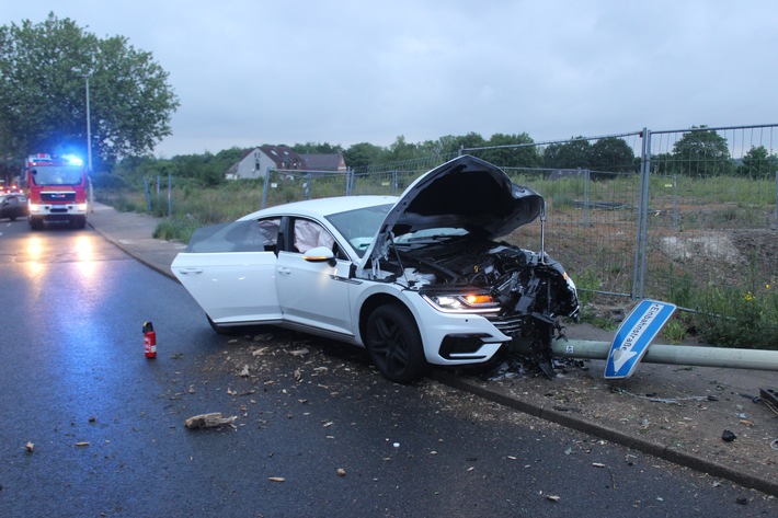 POL-ME: Hoher Sachschaden nach Unfall unter Alkoholeinfluss - Heiligenhaus - 2005125