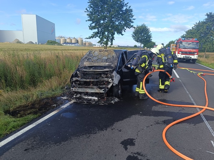 POL-STD: 29-jähriger Mann in Buxtehude bei Auseinandersetzung zunächst lebensgefährlich verletzt - Polizei nimmt mutmaßliche Tatverdächtige vorläufig fest - Ford während der Fahrt in Apensen in Brand geraten