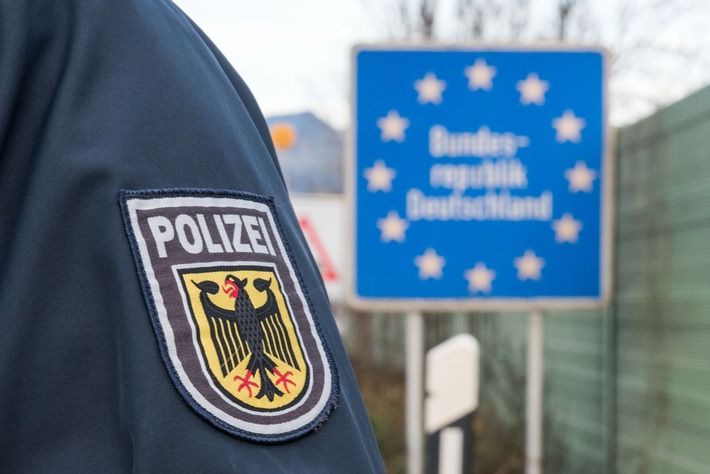 Bundespolizeidirektion München: Neun Personen im Fünfsitzer - Migranten befördert und abkassiert