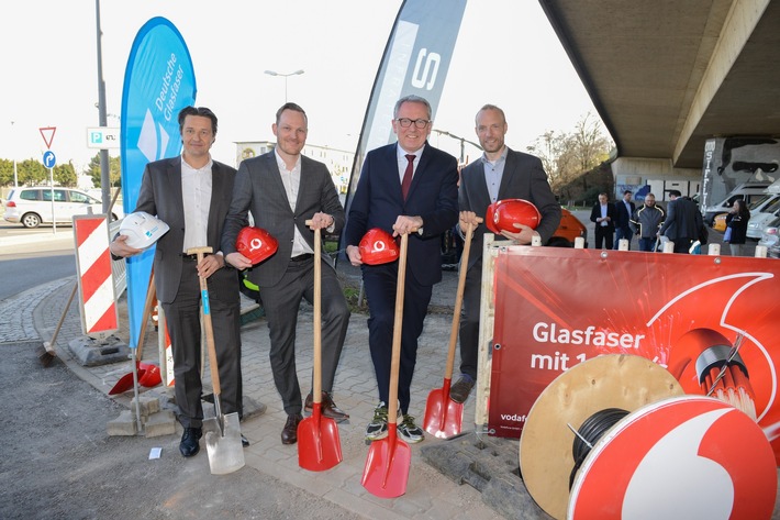 Digitalstandort Mannheim: Deutsche Glasfaser und Vodafone starten gemeinsam mit Glasfaserausbau in neun Gewerbegebieten