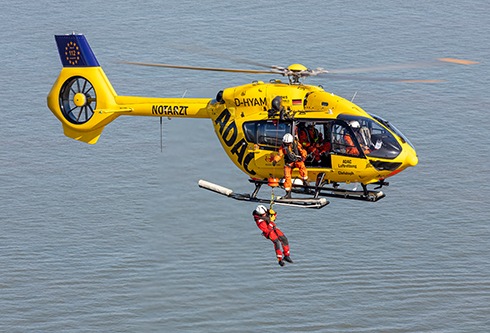 ADAC Luftrettung aus Sande trainiert Windenrettungen
