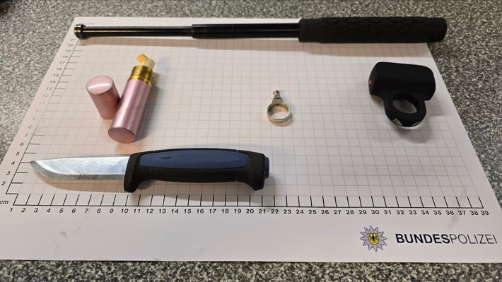 BPOL NRW: Fünf Kontrollen, fünf Waffen - Bundespolizei bei Personenkontrollen erfolgreich