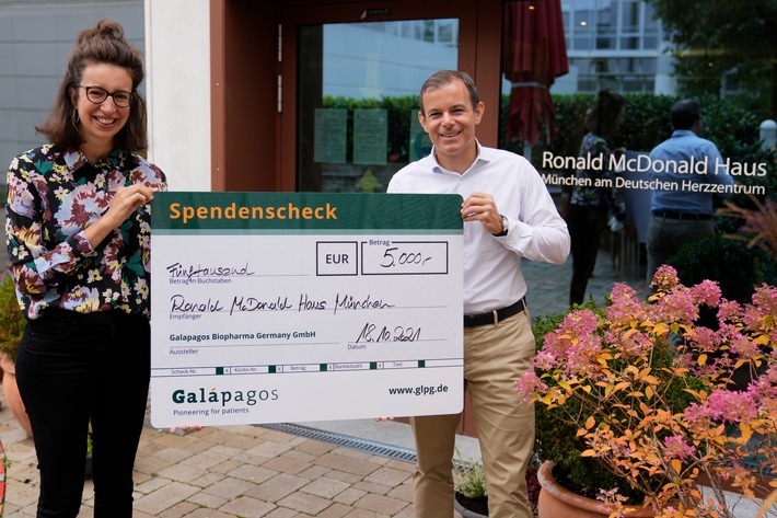1.000 Kilometer, sprich 5.000 Euro konnten die Radler vom "Team Galapagos" beim diesjährigen SOLOCharity Ride erzielen. Gerald Unden, Geschäftsführer des Münchner Biotech-Unternehmens, überreicht den Scheck an Claire Heinrich, Hausleiterin des Ronald McDonald Hauses am Deutschen Herzzentrum. / Weiterer Text über ots und www.presseportal.de/nr/157242 / Die Verwendung dieses Bildes ist für redaktionelle Zwecke unter Beachtung ggf. genannter Nutzungsbedingungen honorarfrei. Veröffentlichung bitte mit Bildrechte-Hinweis.
