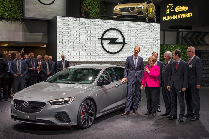 Bundeskanzlerin Angela Merkel besucht Opel auf der IAA (FOTO)