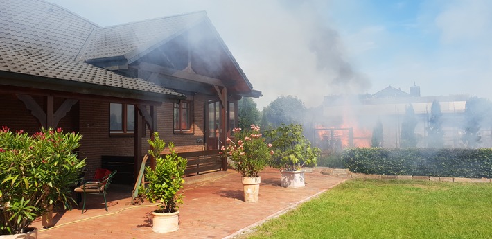 POL-STD: Beim Unkrautabbrennen Holzunterstand in Brand geraten - schneller Einsatz der Feuerwehr kann Übergreifen der Flammen auf Wohnhaus verhindern, Polizei warnt vor Gewinnversprechungsmasche