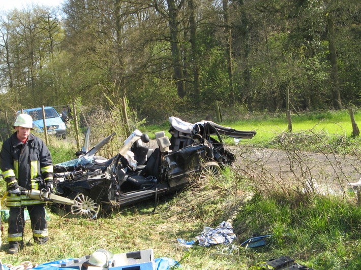 POL-D: ***Meldung aus dem Bereich der Autobahnpolizei*** Samstag, 17.04.2010, 15.32 Uhr  Sonsbeck - Zeugenaufruf