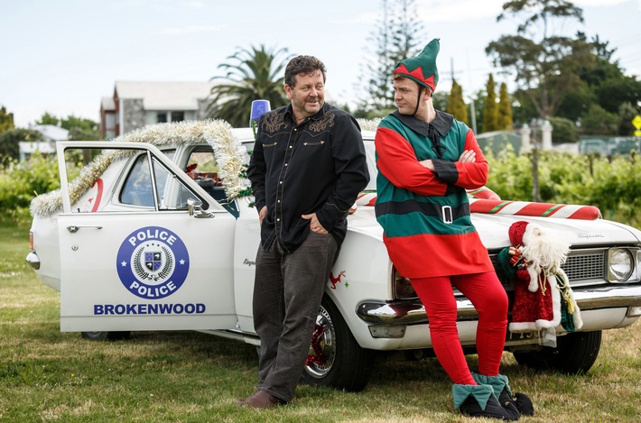 Das Erste / "Brokenwood - Mord in Neuseeland": Neill Rea ermittelt als Detective Mike Shepherd im mysteriösen Todesfall von Santa Claus - letzter Film der neuen Staffel