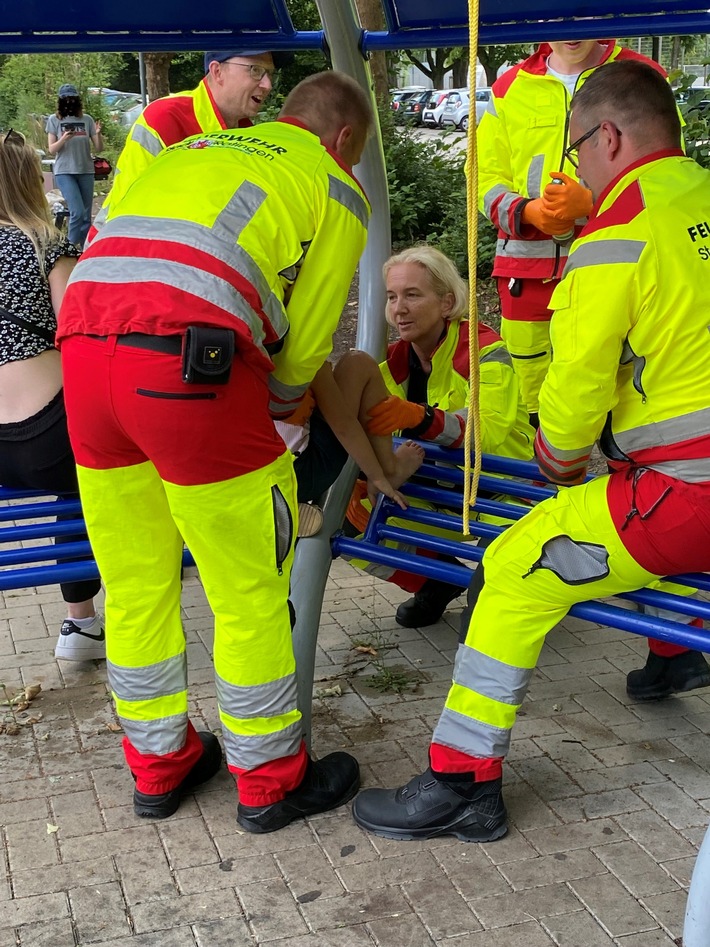 FW Ratingen: Kind eingeklemmt - Feuerwehr Ratingen kommt mit Seife!