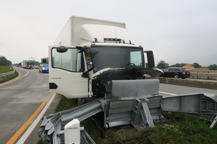 POL-DEL: Autobahnpolizei Ahlhorn: Verkehrsunfall mit einer leicht verletzten Person und hohem Sachschaden auf der Autobahn 1 im Bereich Holdorf