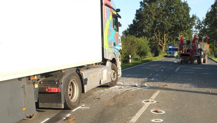 POL-MI: Sattelzug fährt in abbiegendes Trecker-Gespann