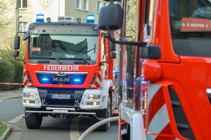 FW-E: Ausgedehnter Wohnungsbrand in Mehrfamilienhaus - 13 Personen müssen untergebracht werden